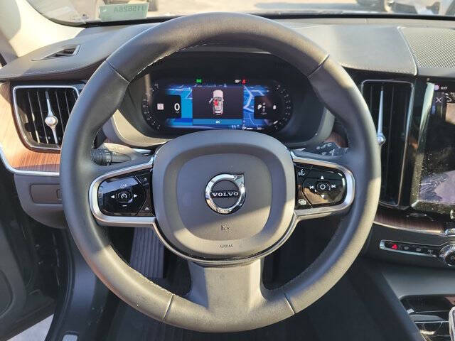2023 Volvo XC60 B5 Ultimate Bright Theme