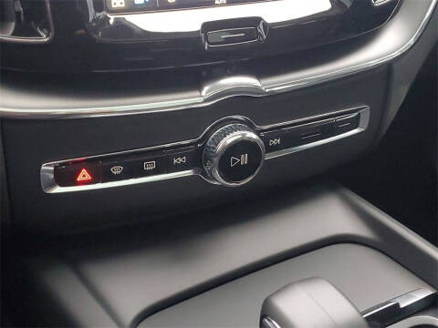 2025 Volvo XC60 B5 Core Dark Theme