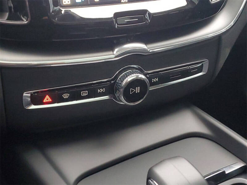 2025 Volvo XC60 B5 Core Dark Theme