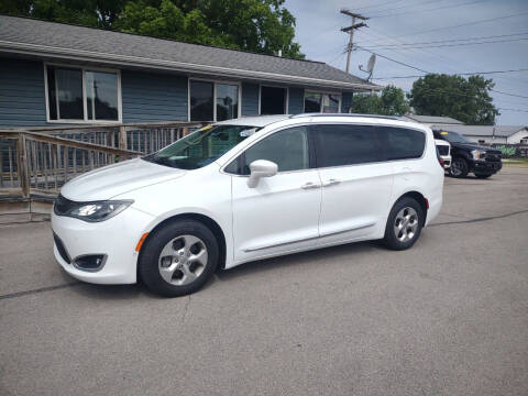 2017 Chrysler Pacifica for sale at Dave's Car Corner in Hartford City IN