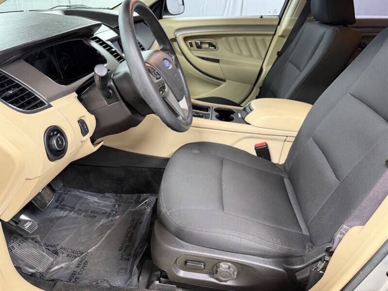 2016 Ford Taurus SE