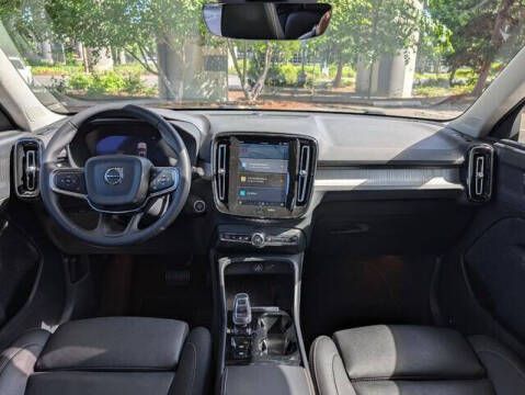 2025 Volvo XC40 B5 Plus Bright Theme