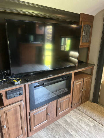 2017 Coachmen RV Freedom Express Liberty Editio