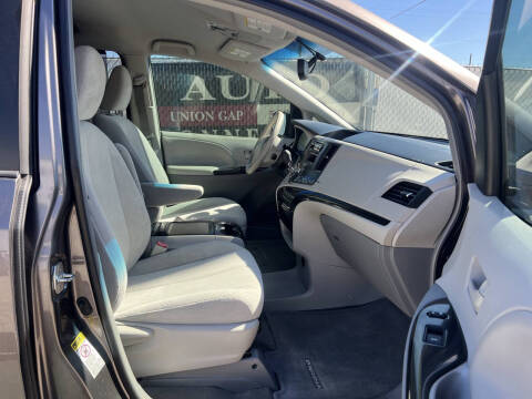 2013 Toyota Sienna LE 8-Passenger