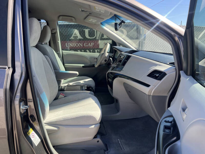 2013 Toyota Sienna LE 8-Passenger