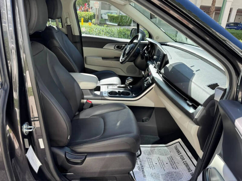 2024 Kia Carnival LX