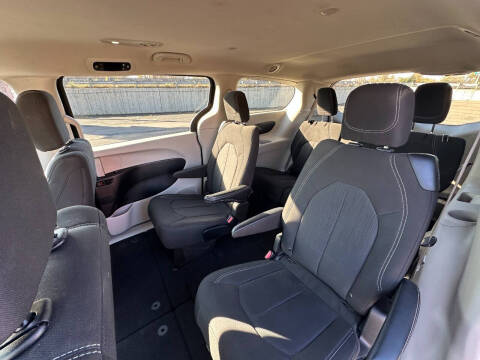 2022 Chrysler Voyager LX