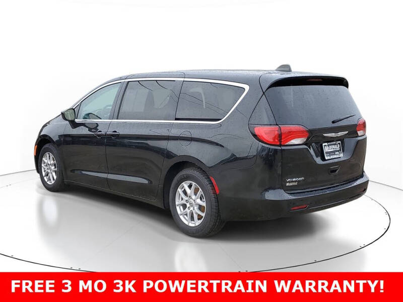 2022 Chrysler Voyager LX