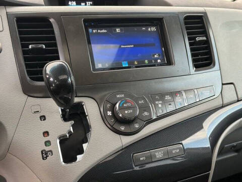 2013 Toyota Sienna SE 8-Passenger