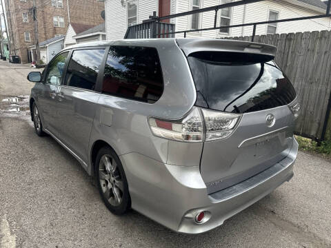 2011 Toyota Sienna SE 8-Passenger