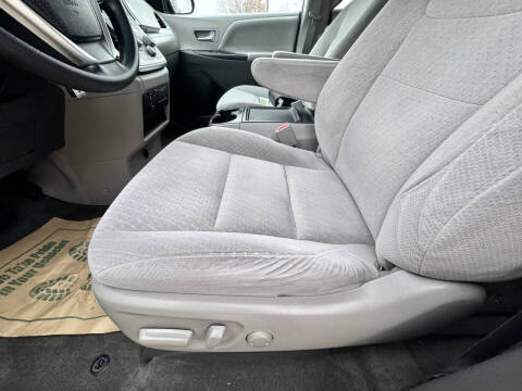 2016 Toyota Sienna LE 8-Passenger