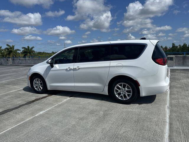 2023 Chrysler Voyager LX