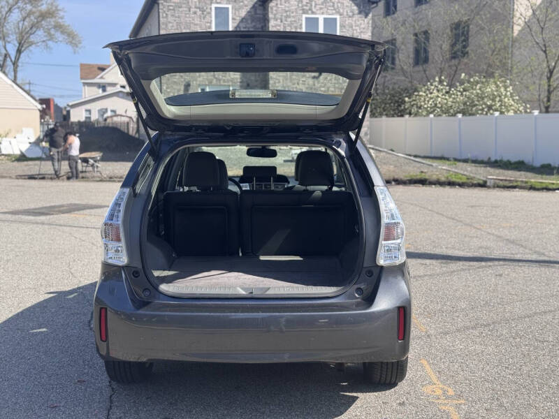 2013 Toyota Prius v Five