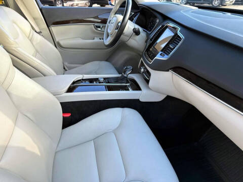 2017 Volvo XC90 T6 Momentum