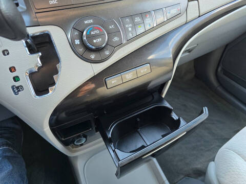 2013 Toyota Sienna LE 7-Passenger