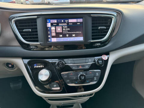 2022 Chrysler Voyager LX