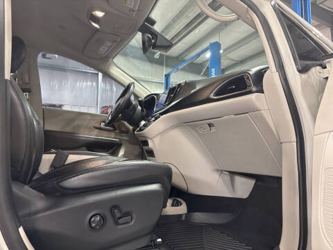 2017 Chrysler Pacifica Touring-L Plus