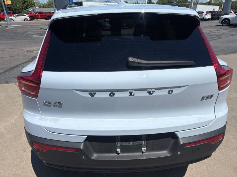 2024 Volvo XC40 B5 Plus Dark Theme