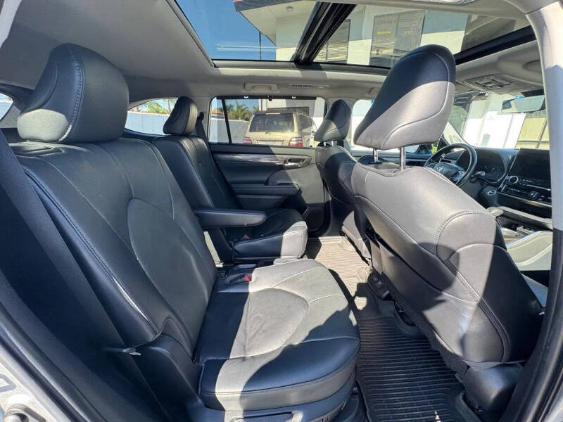 2023 Toyota Highlander Hybrid Platinum