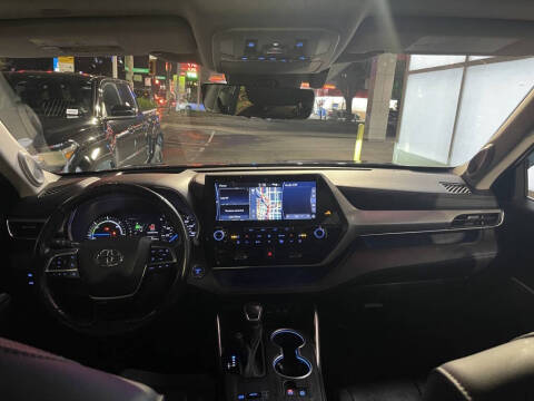 2021 Toyota Highlander Hybrid Platinum