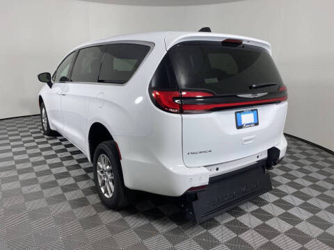 2024 Chrysler Pacifica Touring