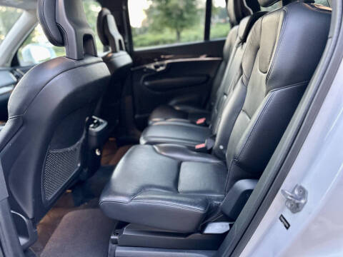 2016 Volvo XC90 T6 Momentum