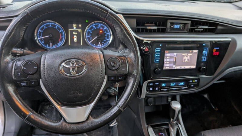 2018 Toyota Corolla SE photo 15