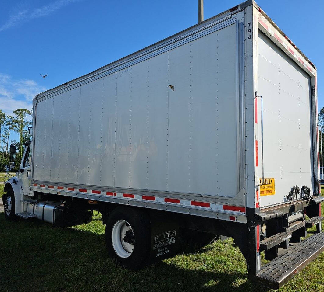 FreightlinerBOX TRUCK M210