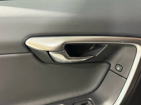 2016 Volvo V60 Cross Country T5