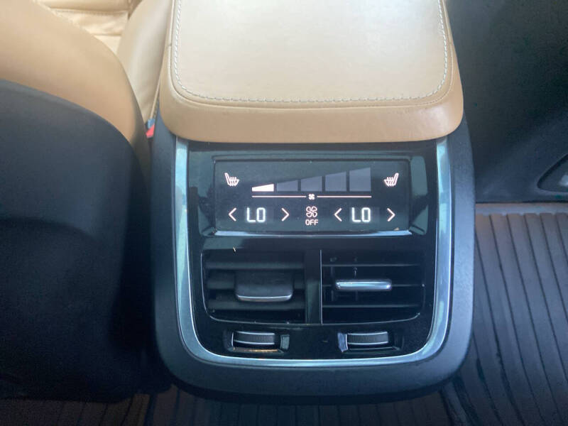 2016 Volvo XC90 T6 Momentum