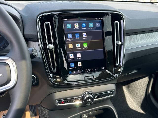 2025 Volvo XC40 B5 Ultra Bright Theme