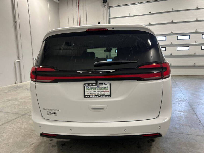 2027 Chrysler Pacifica Select