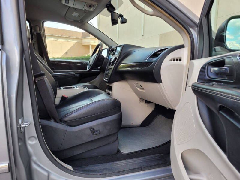 2014 Chrysler Town and Country Touring-L