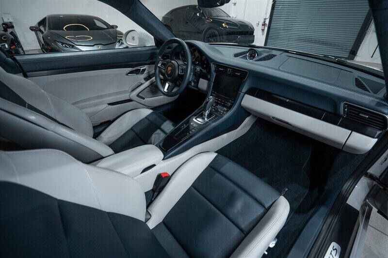 2019 Porsche 911 Carrera GTS