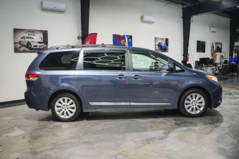 2013 Toyota Sienna LE 7-Passenger