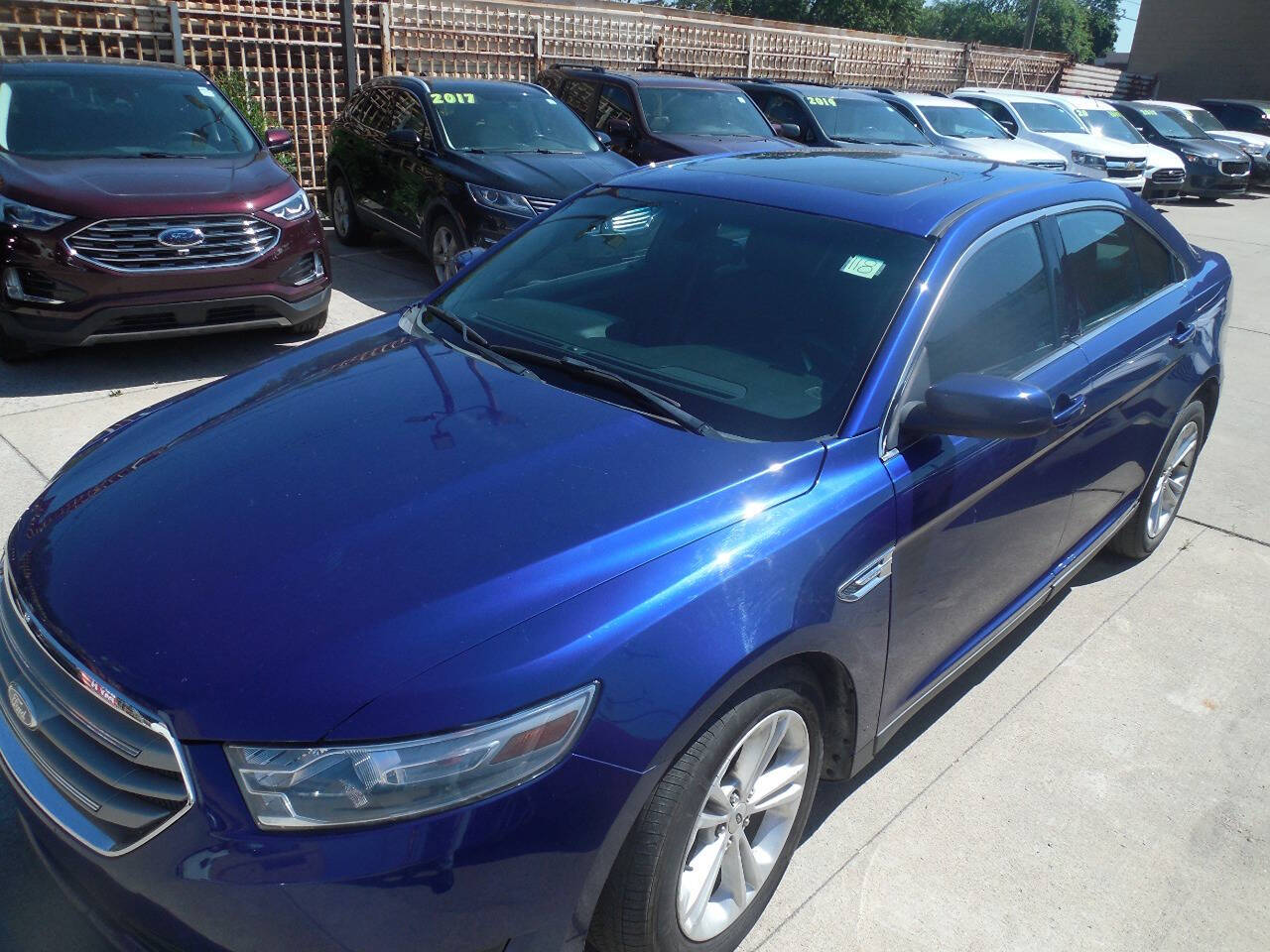 2015 Ford Taurus for sale at VIP Motor Sales in Hazel Park, MI