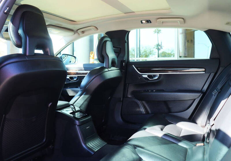 2018 Volvo S90 T8 Momentum