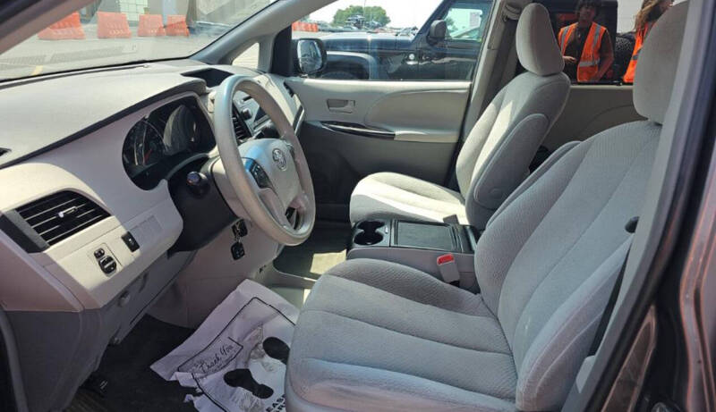 2014 Toyota Sienna LE 8-Passenger