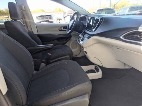 2022 Chrysler Voyager LX