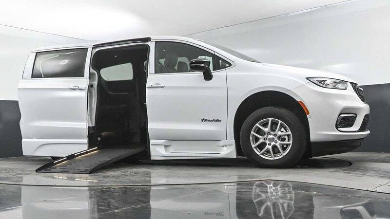 2025 Chrysler Pacifica Select