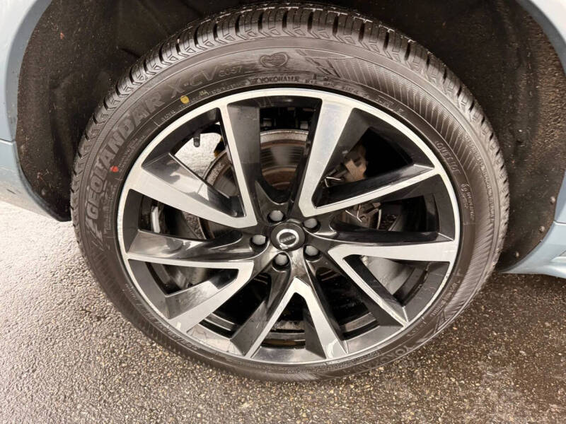 2020 Volvo XC90 T6 Momentum 6-Passenger