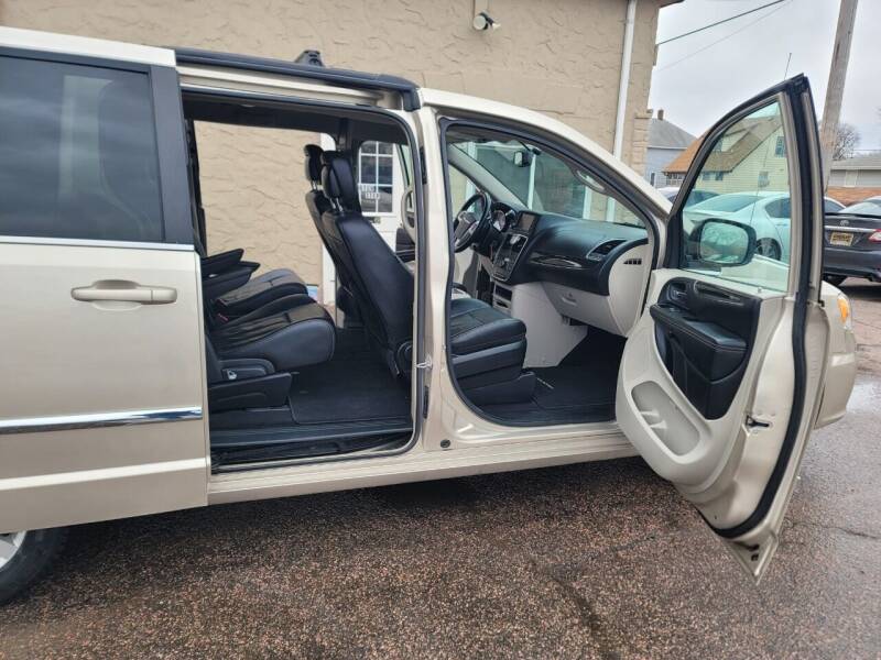 Used 2015 Chrysler Town & Country Touring with VIN 2C4RC1BG8FR645489 for sale in Sioux City, IA