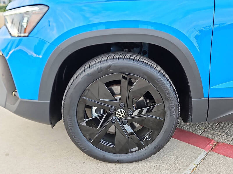 2025 Volkswagen Taos SE Black