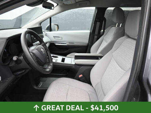 2025 Toyota Sienna LE 8-Passenger