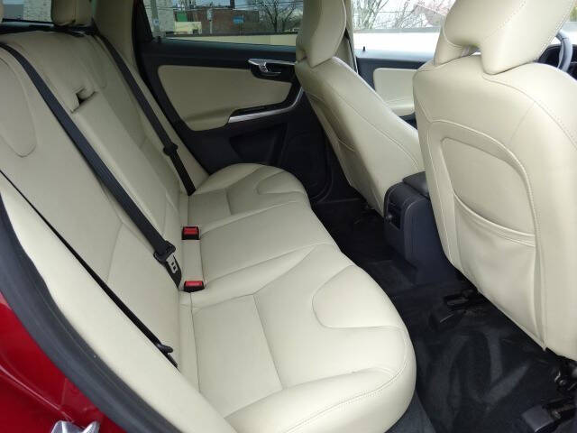 2016 Volvo XC60 T6 Drive-E R-Design Platinum