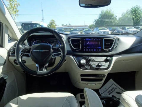2017 Chrysler Pacifica Hybrid Premium