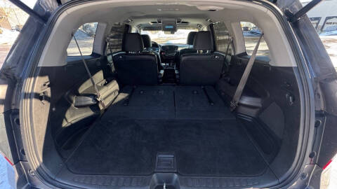 2019 Honda Pilot Touring w/Rear Captain's Chairs