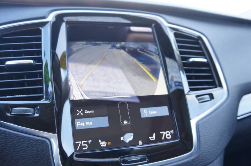 2016 Volvo XC90 T6 Momentum