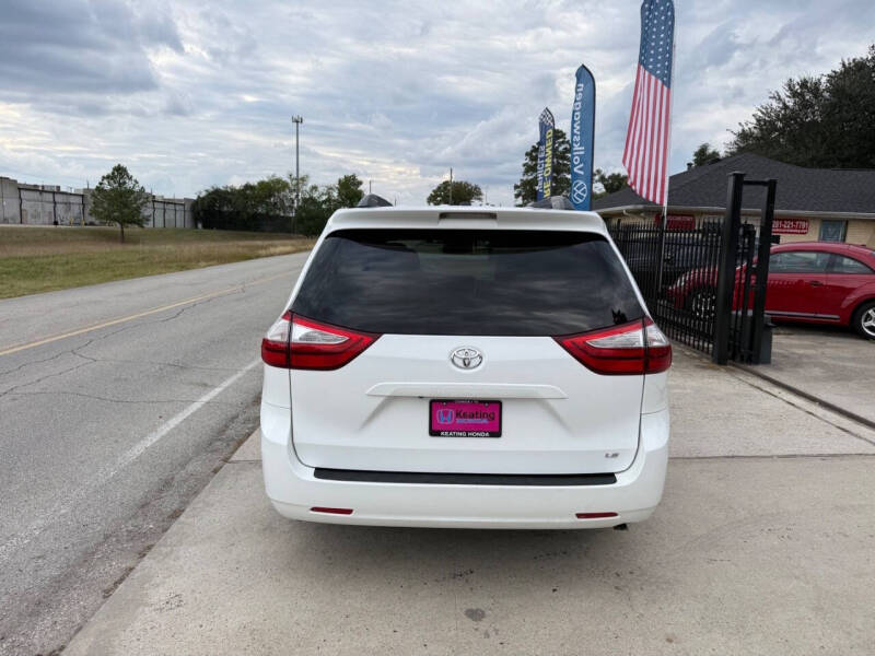 2017 Toyota Sienna LE 8-Passenger