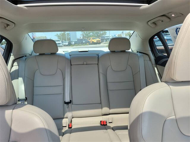 2024 Volvo S60 B5 Ultimate Dark Theme